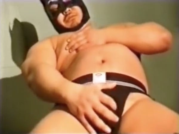 太い体のバルク系ガチムチ男が、黒いケツワレ姿でチンポと乳首をいじりおナニーする